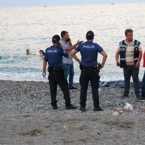 Antalya'da denizden ceset çıktı: Yüzmeye devam ettiler