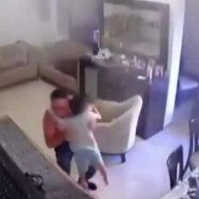 Lübnanlı babanın patlamada çocuğunu koruma anları