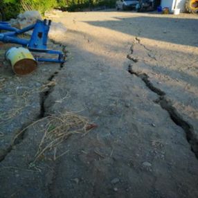 Malatya'da depremden sonra derin yarıklar oluştu