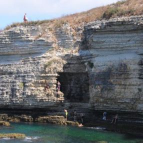 Kocaeli'de gençler kayalıklardan denize atlıyor