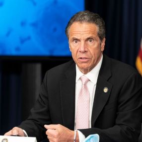 New York Valisi Cuomo'dan zenginlere geri dönün çağrısı