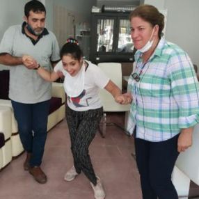 Bursa'da küçük Berna ameliyat olabilirse yürüyebilecek