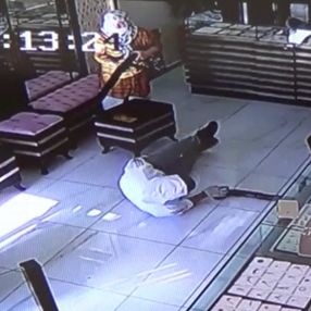 Konya'da hırsız kuyumcuya girdi: Vurulup polise verildi