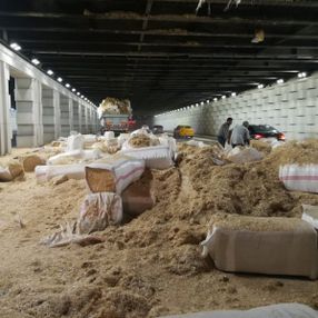 İzmir'de saman yüklü tır alt geçide sıkıştı