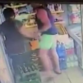 Polonya'da maske uyarısı yapan kadına yumruk attı