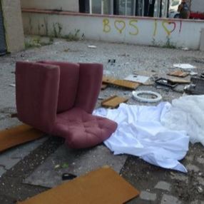 Bursa'da sinir krizi geçirdi: Evdeki eşyaları sokağa attı