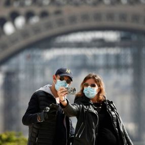 Paris'te artık açık alanlarda da maske takmak zorunlu