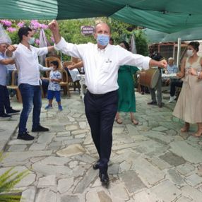 Muharrem İnce, yeğeninin düğününde zeybek oynadı
