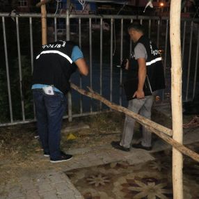 Adana'da ağabey ve kardeş birbirlerini bıçakladı