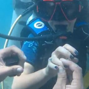 Antalya'da polis memurundan su altında evlenme teklifi