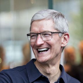 Apple CEO'su Tim Cook'un serveti 1 milyar doları aştı