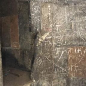 Kars Ani'de tarihi yapıların duvarları aşk sözleri doldu