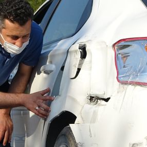 Bursa'da aracına çarpan aracı buldu, şoförünü arıyor