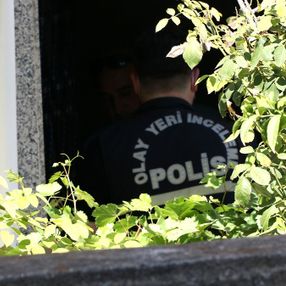 İzmir'de eski eşini boğarak öldüren adam teslim oldu