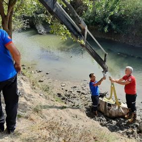 Adana'da çamura saplanan ineği itfaiye kurtardı