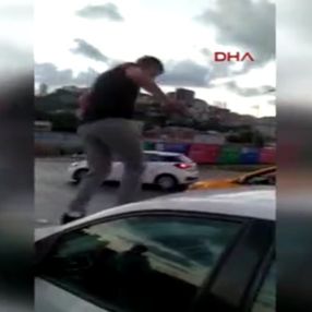 Alibeyköy'de bir kişi trafikte kadına saldırdı