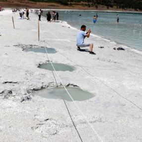 Salda Gölü sahilinde çukurlar oluştu
