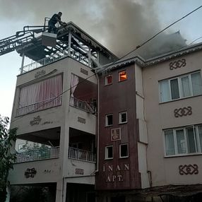 Adıyaman'da terasta yapılan yemek ateşi, çatıyı yaktı
