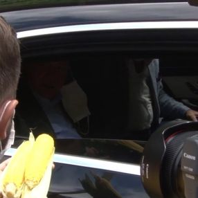 Cumhurbaşkanı Erdoğan Rize'de basına mısır ikram etti