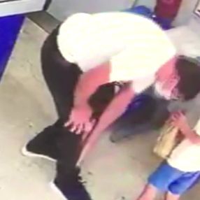 Bağcılar'da yere düşen parayı çaktırmadan alırken görüldü