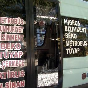 İstanbul'da yolcu, indirildiği minibüsün camını kırdı