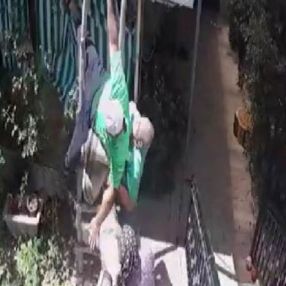 Konya'da sağlık çalışanının merdivenden düşme anı