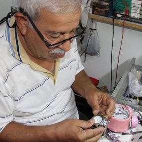 Mersin'de bir saatçi 55 yıldır saat tamir ediyor