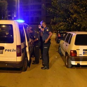 Adana'da bir kişi teybini çalmaya çalıştığı arabada yakalandı