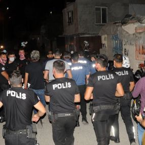 Antalya'da uyuşturucu operasyonunda bir polis taşla yaralandı