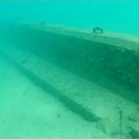 Muğla'da deniz tabanındaki beton duvara inceleme