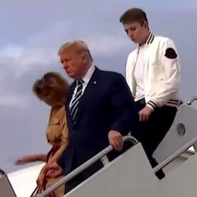 Melania Trump, elini yine tutturmadı