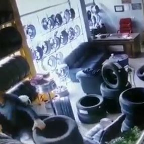 İstanbul'da 50 bin TL'lik lastik hırsızlığı kamerada