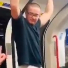 Londra Metrosu'nda ırkçılık yapan kişi darbedildi