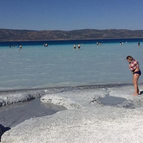 Salda Gölü'nde çamur çukuruna girene ceza