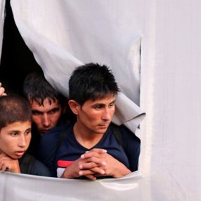Samsun'da bir tırın dorsesinde 165 düzensiz göçmen yakalandı