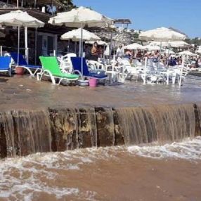 Bodrum’da su borusu patladı, sokakları su bastı