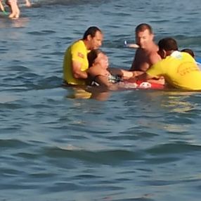 Balıkesir'de, bir kadın denizde astım krizi geçirdi