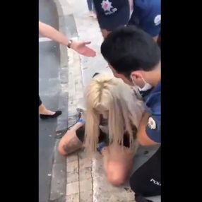Kadıköy'de maske takmayan kadına, polis sert müdahalede bulundu