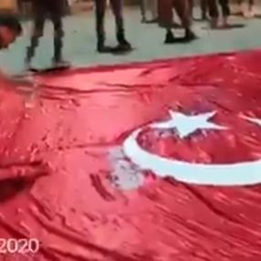 Darbeci Hafter destekçileri Türk bayrağı yaktı
