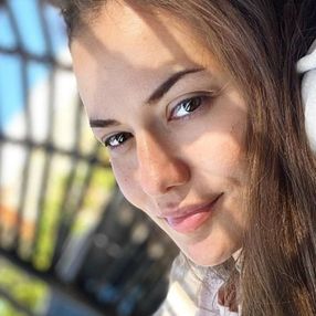Beyaz TV’de eşi Fahriye Evcen'e aşık olan kadının sorusu
