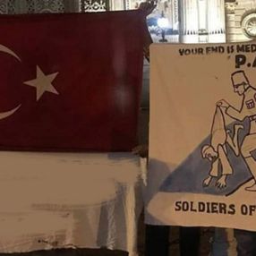 Beşiktaş taraftarından PAOK maçı öncesi göndermeli pankart