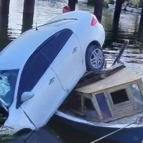 Düzce'de otomobil, Melen Nehri'ndeki teknenin üzerine düştü