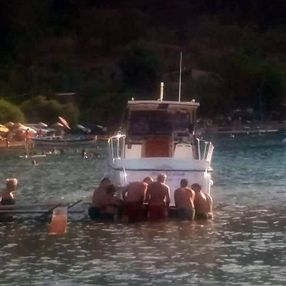 Muğla'da karaya oturan tekneyi kurtarma çalışması