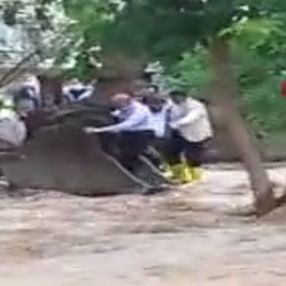 Giresun'da bakanlar mahsur kalanların yanına kepçe ile ulaştı