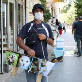 Diyarbakır'da ayakkabı boyuyor: Kazancının yarısını kedilere veriyor