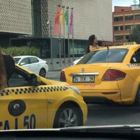 Beyoğlu'nda bir gelinin arkadaşları, taksiden sarkarak eğlendi
