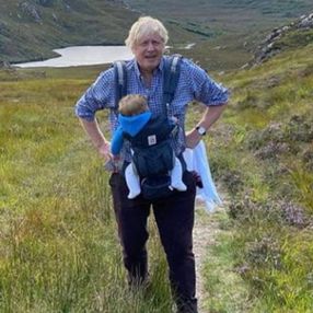 Boris Johnson, oğlu Wilfred'i gezdirdi