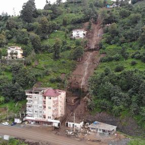 Rize'de heyelan nedeniyle 2 bina tahliye edildi