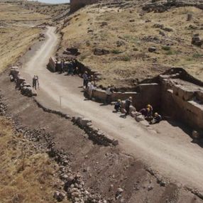 Diyarbakır'da Zerzevan Kalesi’nin 1800 yıllık girişi bulundu