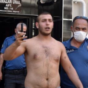 Antalya'da bir genç tartıştığı annesini satırla rehin aldı